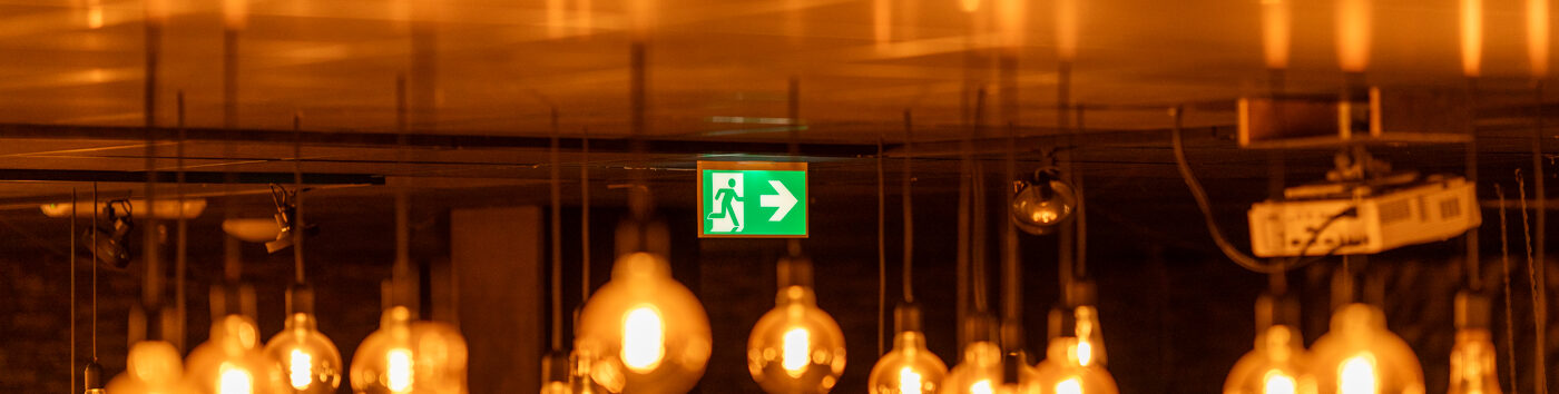 Wie is er verantwoordelijk voor noodverlichting? &#8211; wij vertellen het aan u.