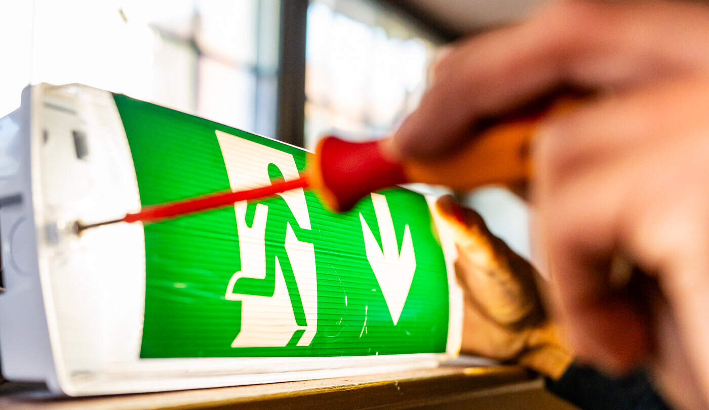 Moeten nooduitgangborden bedraad worden?